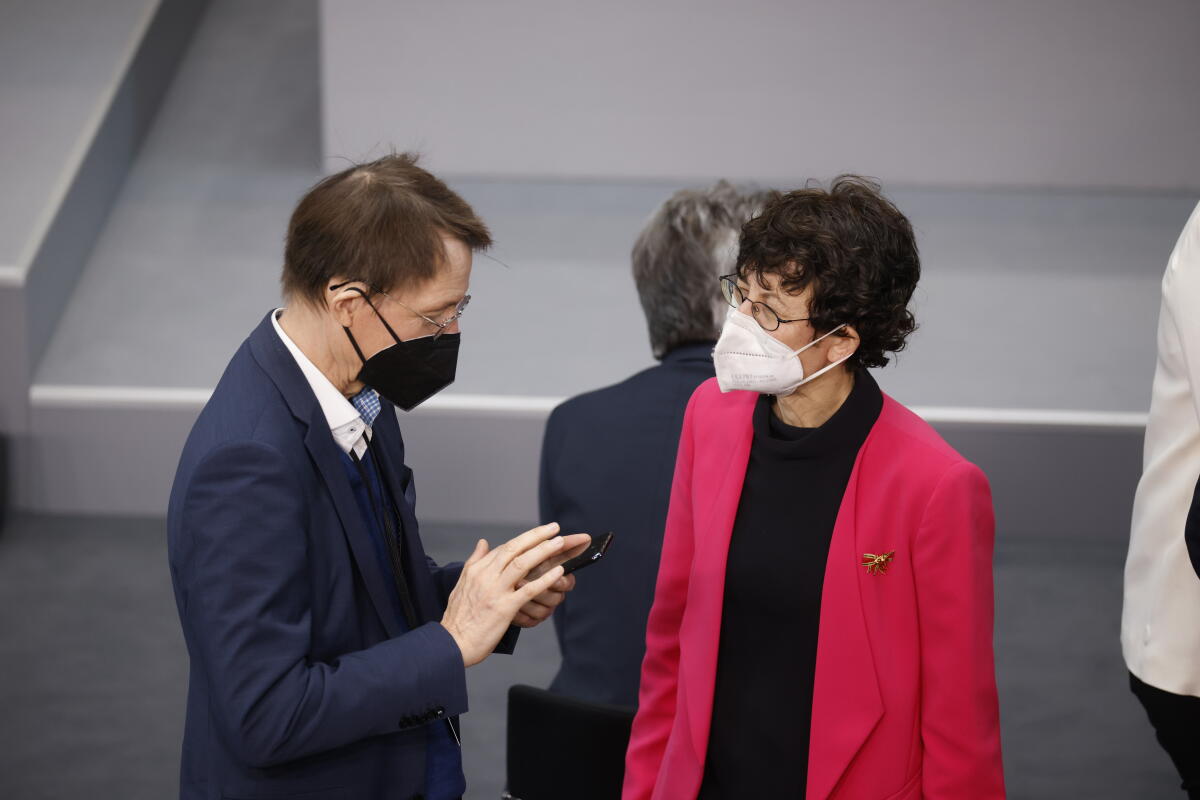 Die 17. Bundesversammlung tritt am Sonntag, 13. Februar 2022, im Paul-Löbe-Haus des Deutschen Bundestages zusammen, um das nächste Staatsoberhaupt zu wählen. Bundestagspräsidentin Bärbel Bas, SPD, MdB, leitet die Bundesversammlung. Die Versammlung wird aus den 736 Mitgliedern des Bundestages und ebenso vielen von den Volksvertretungen der 16 Bundesländer bestimmten Delegierten gebildet. Hier der Bundesgesundheitsminister Dr. Karl Lauterbach im Gespräch mit der Delegierten Öslem Türeci, Gründerin des Unternehmens BioNTech. Lauterbach, Karl; Türeci, Özlem Die 17. Bundesversammlung tritt am Sonntag, 13. Februar 2022, im Paul-Löbe-Haus des Deutschen Bundestages zusammen, um das nächste Staatsoberhaupt zu wählen. Bundestagspräsidentin Bärbel Bas, SPD, MdB, leitet die Bundesversammlung. Die Versammlung wird aus den 736 Mitgliedern des Bundestages und ebenso vielen von den Volksvertretungen der 16 Bundesländer bestimmten Delegierten gebildet. Hier der Bundesgesundheitsminister Dr. Karl Lauterbach im Gespräch mit der Delegierten Öslem Türeci, Gründerin des Unternehmens BioNTech.