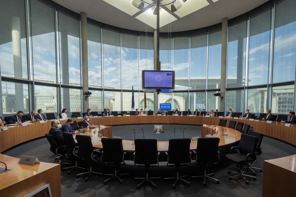 Sitzung des Auswärtigen Ausschusses gemeinsam mit dem Ausschuss für Angelegenheiten der Europäischen Union und dem Verteidigungsausschuss zum Thema „Strategischer Kompass“ der Europäischen Union. Blick in den Sitzungssaal. Sitzung des Auswärtigen Ausschusses gemeinsam mit dem Ausschuss für Angelegenheiten der Europäischen Union und dem Verteidigungsausschuss zum Thema „Strategischer Kompass“ der Europäischen Union. Blick in den Sitzungssaal.