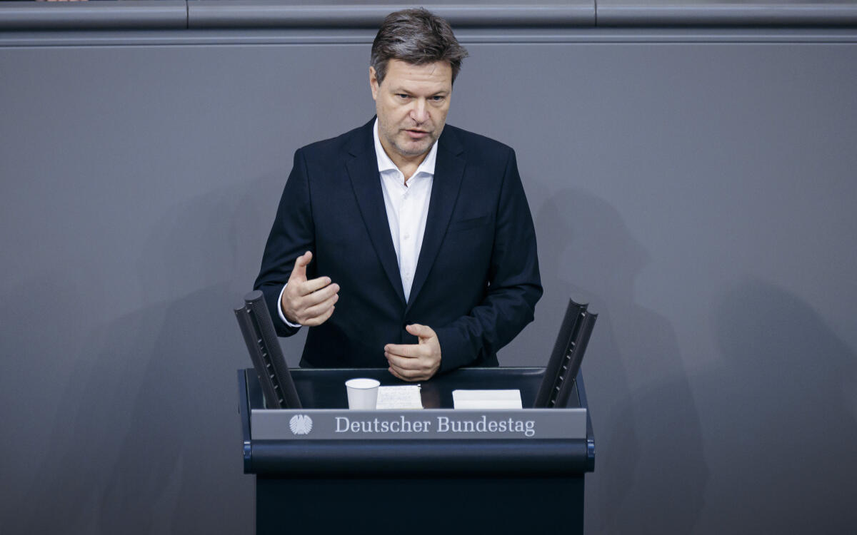 Robert Habeck, Bündnis 90/Die Grünen, Bundesminister für Wirtschaft und Klimaschutz und Vizekanzler, aufgenommen im Deutschen Bundestag im Rahmen der Regierungserklärung zum Jahreswirtschaftsbericht 2022 in Berlin, 28.01.2022. Habeck, Robert Robert Habeck, Bündnis 90/Die Grünen, Bundesminister für Wirtschaft und Klimaschutz und Vizekanzler, aufgenommen im Deutschen Bundestag im Rahmen der Regierungserklärung zum Jahreswirtschaftsbericht 2022 in Berlin, 28.01.2022.