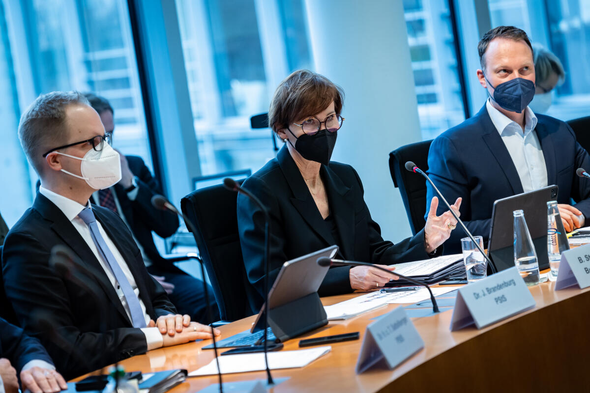 Besuch der Bundesministerin für Bildung und Forschung Bettina Stark-Watzinger (m), FDP, MdB, im Ausschuss für Bildung, Forschung und Technikfolgenabschätzung. Gehring, Kai; Stark-Watzinger, Bettina Besuch der Bundesministerin für Bildung und Forschung Bettina Stark-Watzinger (m), FDP, MdB, im Ausschuss für Bildung, Forschung und Technikfolgenabschätzung.
