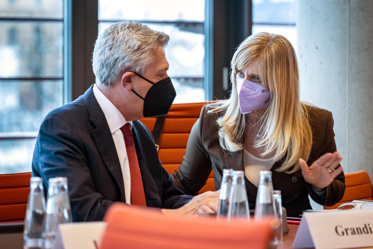 Besuch des Hohen Flüchtlingskommissars der Vereinten Nationen, Filippo Grandi (l), im Ausschuss für Menschenrechte und humanitäre Hilfe unter der Leitung der Vorsitzenden Renata Alt (r), FDP, MdB. Alt, Renata Besuch des Hohen Flüchtlingskommissars der Vereinten Nationen, Filippo Grandi (l), im Ausschuss für Menschenrechte und humanitäre Hilfe unter der Leitung der Vorsitzenden Renata Alt (r), FDP, MdB.