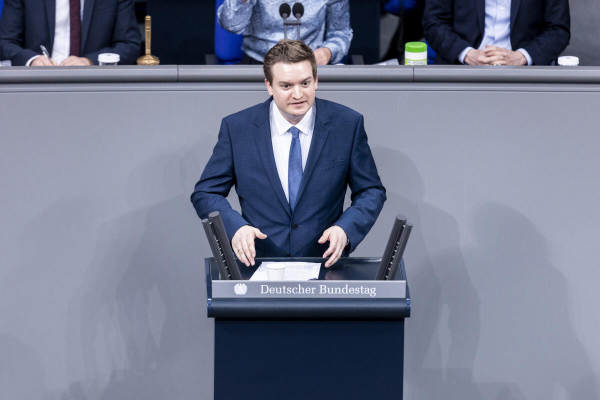 Michael Breilmann, CDU/CSU, MdB, hält eine Rede im Rahmen der Aktuellen Stunde zum Thema „Zwei Jahre nach den rechtsterroristischen Morden von Hanau – Den Kampf gegen Rechtsextremismus und Hass entschieden weiterführen“. Breilmann, Michael Michael Breilmann, CDU/CSU, MdB, hält eine Rede im Rahmen der Aktuellen Stunde zum Thema „Zwei Jahre nach den rechtsterroristischen Morden von Hanau – Den Kampf gegen Rechtsextremismus und Hass entschieden weiterführen“.