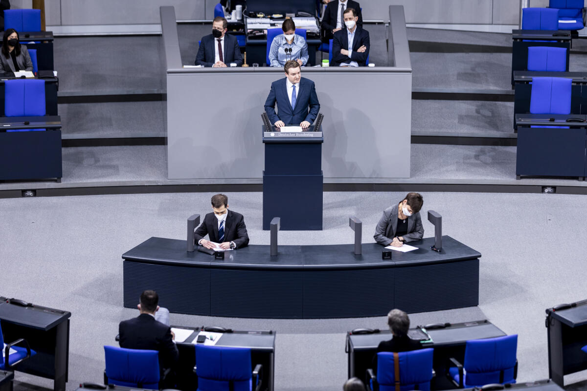 Michael Breilmann, CDU/CSU, MdB, hält eine Rede im Rahmen der Aktuellen Stunde zum Thema „Zwei Jahre nach den rechtsterroristischen Morden von Hanau – Den Kampf gegen Rechtsextremismus und Hass entschieden weiterführen“. Breilmann, Michael Michael Breilmann, CDU/CSU, MdB, hält eine Rede im Rahmen der Aktuellen Stunde zum Thema „Zwei Jahre nach den rechtsterroristischen Morden von Hanau – Den Kampf gegen Rechtsextremismus und Hass entschieden weiterführen“.