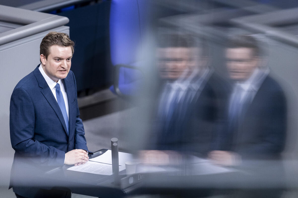 Michael Breilmann, CDU/CSU, MdB, hält eine Rede im Rahmen der Aktuellen Stunde zum Thema „Zwei Jahre nach den rechtsterroristischen Morden von Hanau – Den Kampf gegen Rechtsextremismus und Hass entschieden weiterführen“. Breilmann, Michael Michael Breilmann, CDU/CSU, MdB, hält eine Rede im Rahmen der Aktuellen Stunde zum Thema „Zwei Jahre nach den rechtsterroristischen Morden von Hanau – Den Kampf gegen Rechtsextremismus und Hass entschieden weiterführen“.