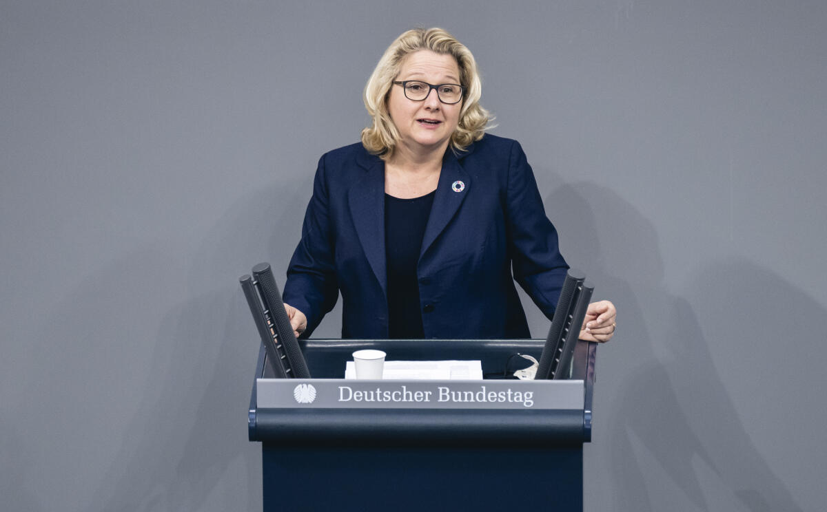 Svenja Schulze, SPD, MdB, hält eine Rede zu TOP 6 „16. Entwicklungspolitischen Bericht der Bundesregierung“ im Plenum. Schulze, Svenja Svenja Schulze, SPD, MdB, hält eine Rede zu TOP 6 „16. Entwicklungspolitischen Bericht der Bundesregierung“ im Plenum.