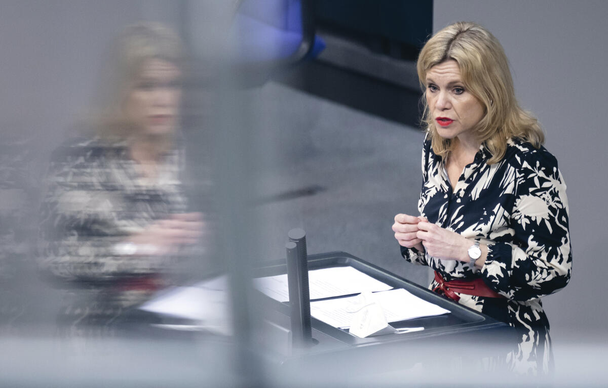Rebecca Schamber, SPD, MdB, hält eine Rede zu TOP 6 „16. Entwicklungspolitischen Bericht der Bundesregierung“ im Plenum. Schamber, Rebecca Rebecca Schamber, SPD, MdB, hält eine Rede zu TOP 6 „16. Entwicklungspolitischen Bericht der Bundesregierung“ im Plenum.