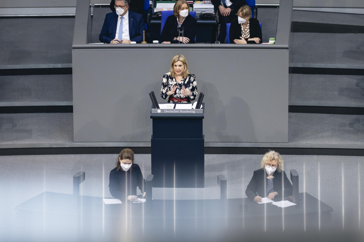 Rebecca Schamber, SPD, MdB, hält eine Rede zu TOP 6 „16. Entwicklungspolitischen Bericht der Bundesregierung“ im Plenum. Schamber, Rebecca Rebecca Schamber, SPD, MdB, hält eine Rede zu TOP 6 „16. Entwicklungspolitischen Bericht der Bundesregierung“ im Plenum.