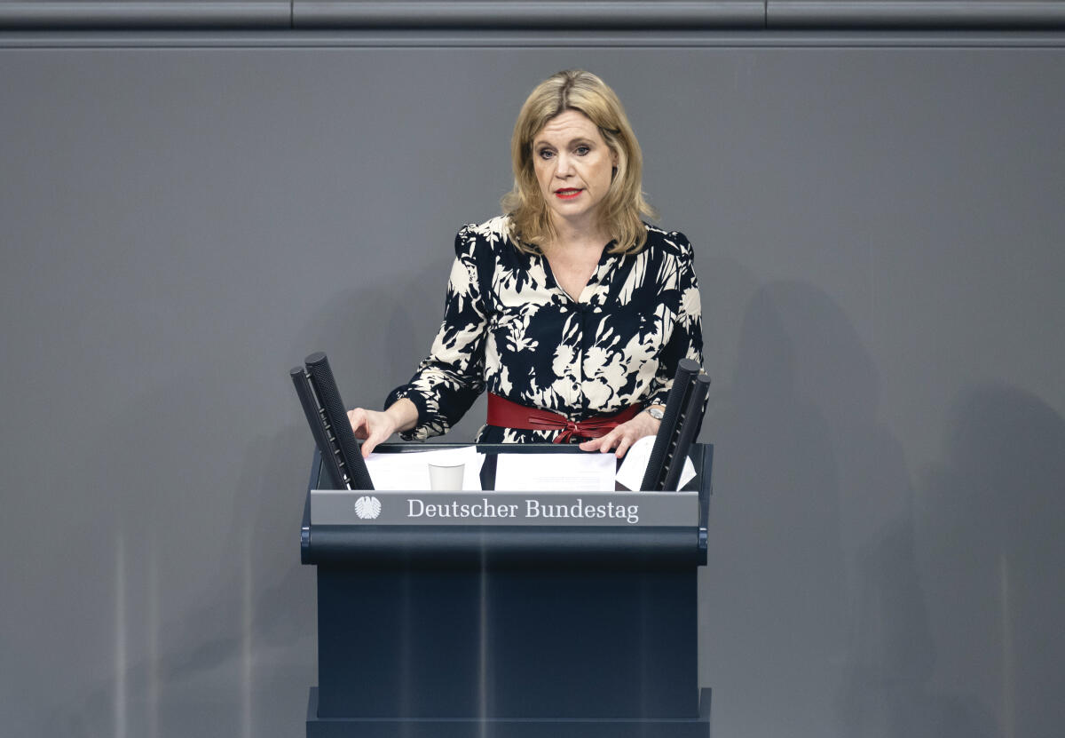 Rebecca Schamber, SPD, MdB, hält eine Rede zu TOP 6 „16. Entwicklungspolitischen Bericht der Bundesregierung“ im Plenum. Schamber, Rebecca Rebecca Schamber, SPD, MdB, hält eine Rede zu TOP 6 „16. Entwicklungspolitischen Bericht der Bundesregierung“ im Plenum.