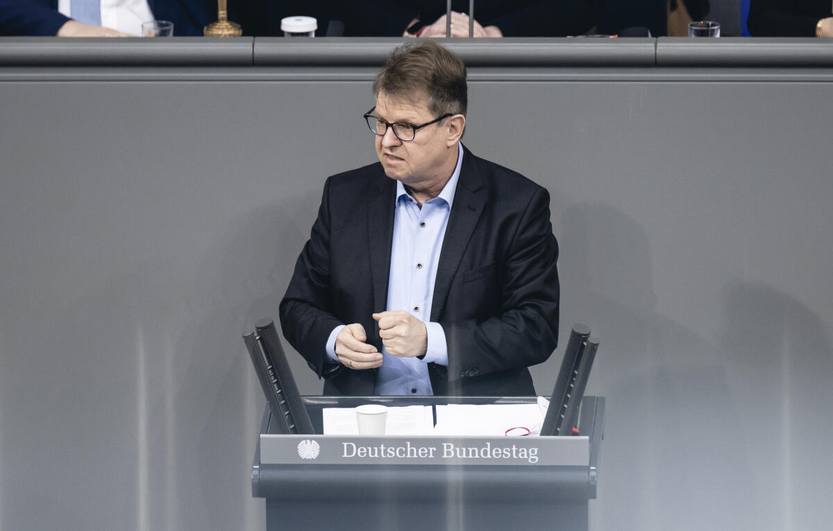 Ralf Stegner, SPD, MdB, hält eine Rede zu TOP 7 „Haltung des Westens zur Politik Russlands - Beratung des Antrags der Fraktion der CDU/CSU" im Plenum. Stegner, Ralf Ralf Stegner, SPD, MdB, hält eine Rede zu TOP 7 „Haltung des Westens zur Politik Russlands - Beratung des Antrags der Fraktion der CDU/CSU" im Plenum.