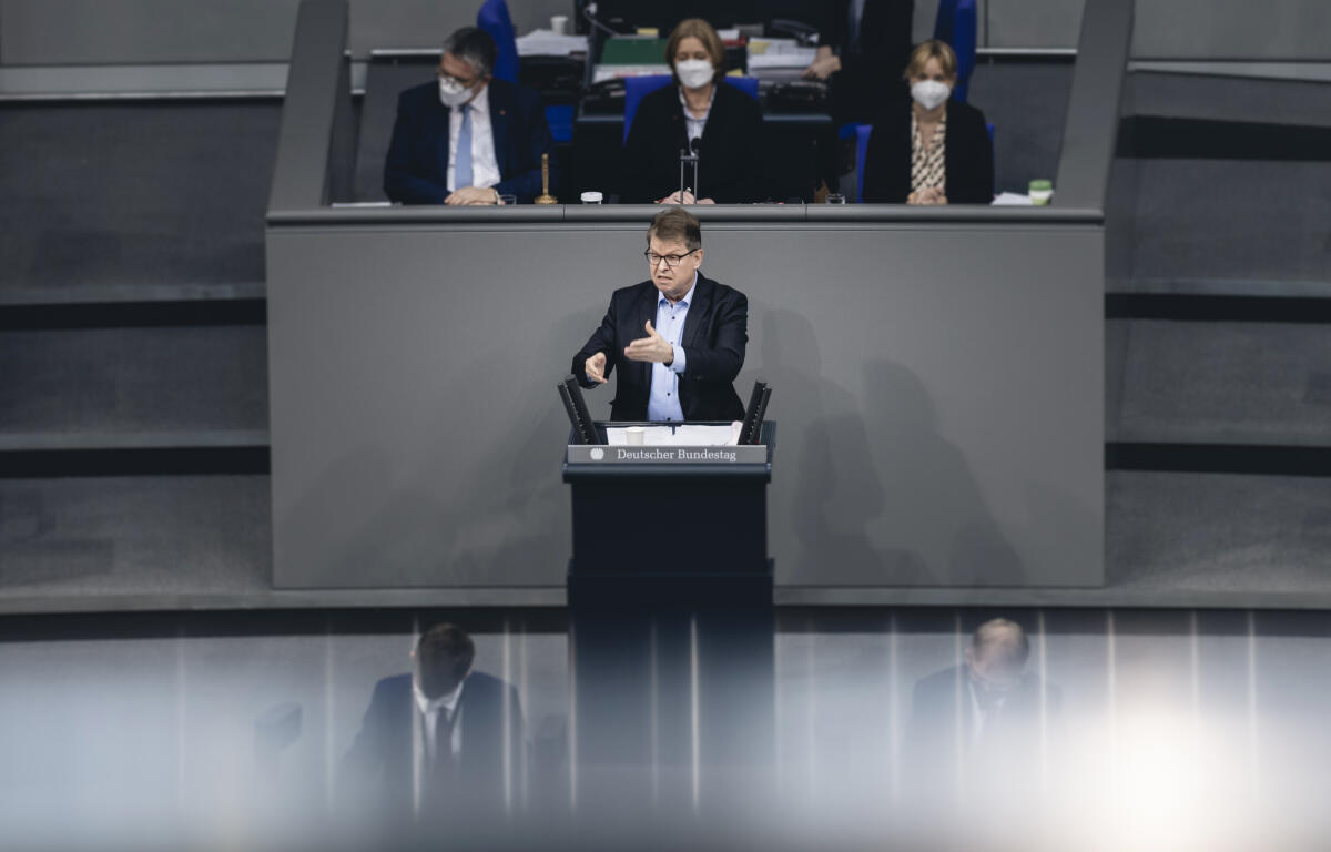 Ralf Stegner, SPD, MdB, hält eine Rede zu TOP 7 „Haltung des Westens zur Politik Russlands - Beratung des Antrags der Fraktion der CDU/CSU" im Plenum. Stegner, Ralf Ralf Stegner, SPD, MdB, hält eine Rede zu TOP 7 „Haltung des Westens zur Politik Russlands - Beratung des Antrags der Fraktion der CDU/CSU" im Plenum.