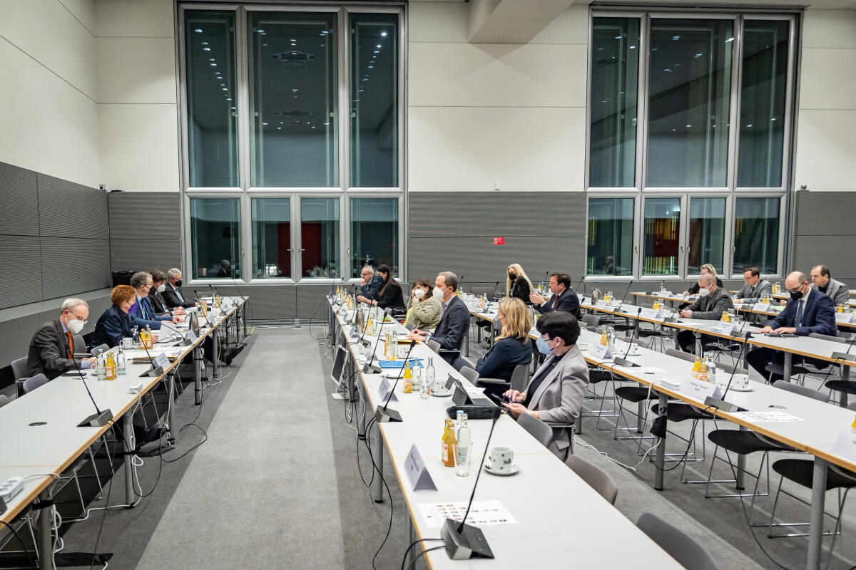 Konstituierende Sitzung der Inneren Kommission des Ältestenrates. Blick in den Sitzungssaal. Konstituierende Sitzung der Inneren Kommission des Ältestenrates. Blick in den Sitzungssaal.