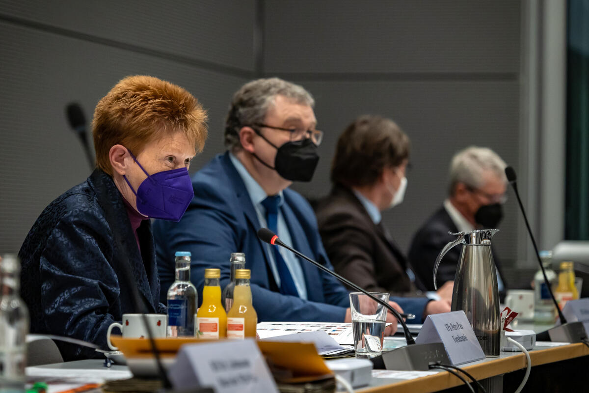 Konstituierende Sitzung der Inneren Kommission des Ältestenrates. Vorsitzende ist Bundestagsvizepräsidentin Petra Pau (l), Die Linke., MdB. Konstituierende Sitzung der Inneren Kommission des Ältestenrates. Vorsitzende ist Bundestagsvizepräsidentin Petra Pau (l), Die Linke., MdB.