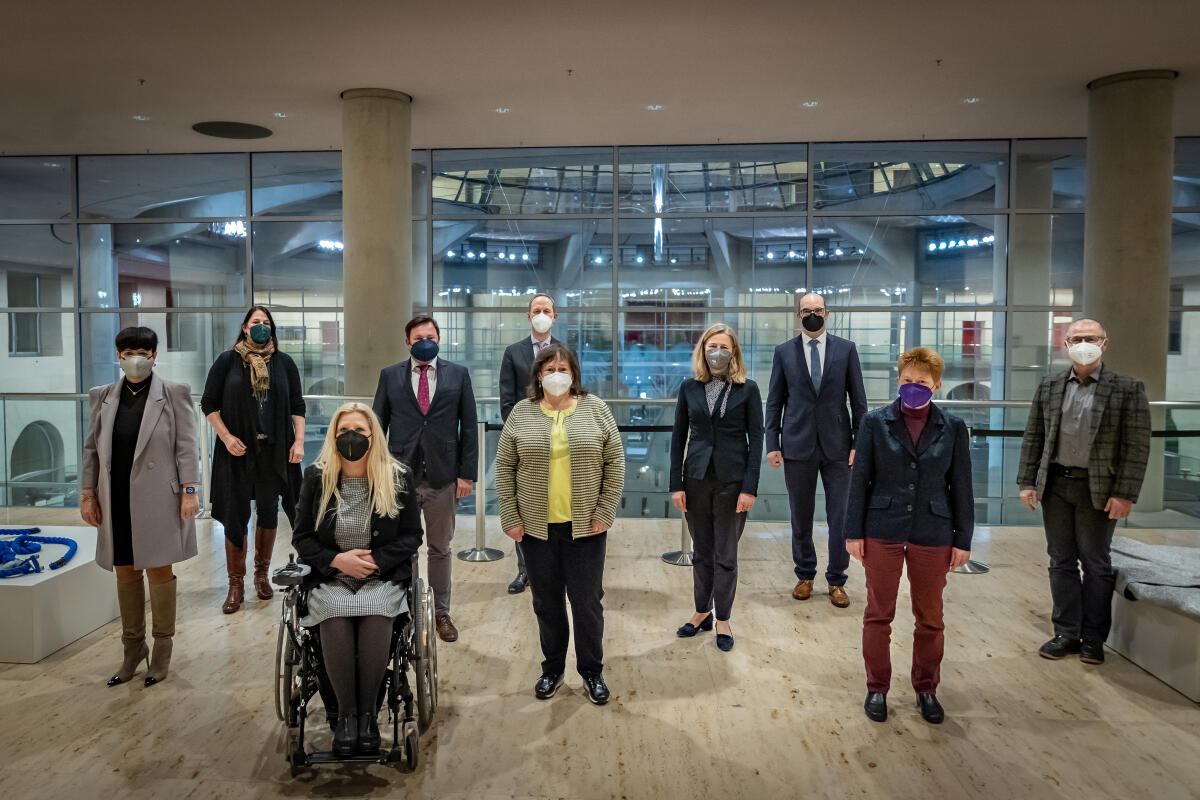 Konstituierende Sitzung der Inneren Kommission des Ältestenrates. Die Kommissionsmitglieder posieren für ein Gruppenfoto (vlnr): Christine Aschenberg-Dugnus, FDP, MdB, Dr. Anja Reinalter, Bündnis 90/Die Grünen, MdB, Stephanie Aeffner, Bündnis 90/Die Grünen, MdB, Martin Gerster, SPD, MdB, Dr. Hendrik Hoppenstedt, CDU/CSU, MdB, Marianne Schieder, SPD, MdB, Kerstin Radomski, CDU/CSU, MdB, Michael Kießling, CDU/CSU, MdB, Bundestagsvizepräsidentin und Vorsitzende der Kommission Petra Pau, Die Linke., MdB, und Frank Junge, SPD, MdB. Aschenberg-Dugnus, Christine; Reinalter, Anja; Aeffner, Stephanie; Gerster, Martin; Hoppenstedt, Hendrik; Schieder, Marianne; Radomski, Kerstin; Kießling, Michael; Pau, Petra; Junge, Frank Konstituierende Sitzung der Inneren Kommission des Ältestenrates. Die Kommissionsmitglieder posieren für ein Gruppenfoto (vlnr): Christine Aschenberg-Dugnus, FDP, MdB, Dr. Anja Reinalter, Bündnis 90/Die Grünen, MdB, Stephanie Aeffner, Bündnis 90/Die Grünen, MdB, Martin Gerster, SPD, MdB, Dr. Hendrik Hoppenstedt, CDU/CSU, MdB, Marianne Schieder, SPD, MdB, Kerstin Radomski, CDU/CSU, MdB, Michael Kießling, CDU/CSU, MdB, Bundestagsvizepräsidentin und Vorsitzende der Kommission Petra Pau, Die Linke., MdB, und Frank Junge, SPD, MdB.