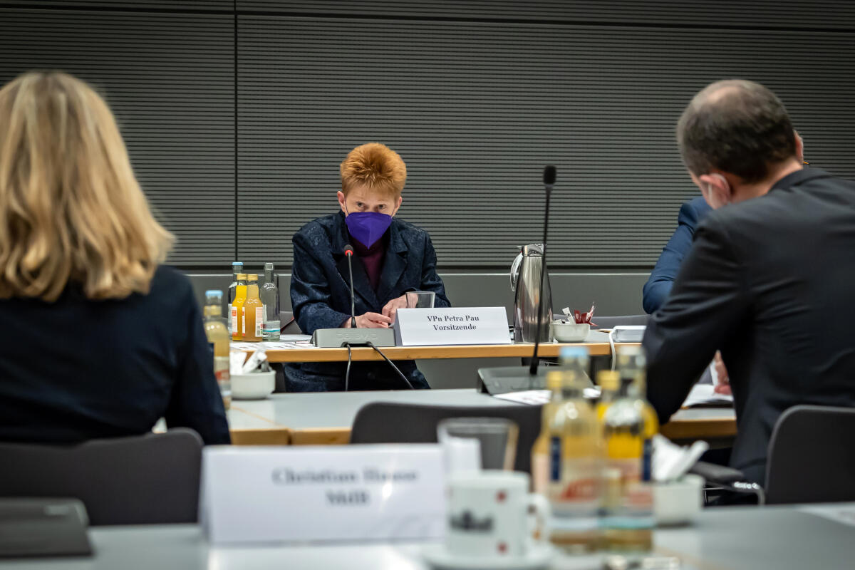 Konstituierende Sitzung der Inneren Kommission des Ältestenrates. Vorsitzende ist Bundestagsvizepräsidentin Petra Pau (im Bild), Die Linke., MdB. Konstituierende Sitzung der Inneren Kommission des Ältestenrates. Vorsitzende ist Bundestagsvizepräsidentin Petra Pau (im Bild), Die Linke., MdB.