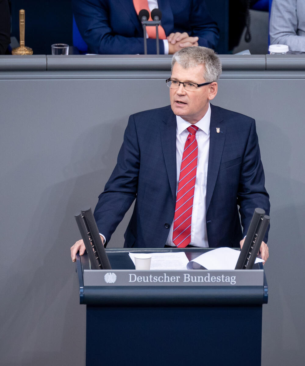 Helmut Kleebank, SPD, MdB, hält eine Rede zu TOP 9 „Einsetzung des Parlamentarischen Beirats für nachhaltige Entwicklung“ im Plenum. Kleebank, Helmut Helmut Kleebank, SPD, MdB, hält eine Rede zu TOP 9 „Einsetzung des Parlamentarischen Beirats für nachhaltige Entwicklung“ im Plenum.