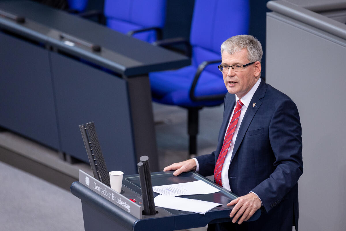 Helmut Kleebank, SPD, MdB, hält eine Rede zu TOP 9 „Einsetzung des Parlamentarischen Beirats für nachhaltige Entwicklung“ im Plenum. Kleebank, Helmut Helmut Kleebank, SPD, MdB, hält eine Rede zu TOP 9 „Einsetzung des Parlamentarischen Beirats für nachhaltige Entwicklung“ im Plenum.