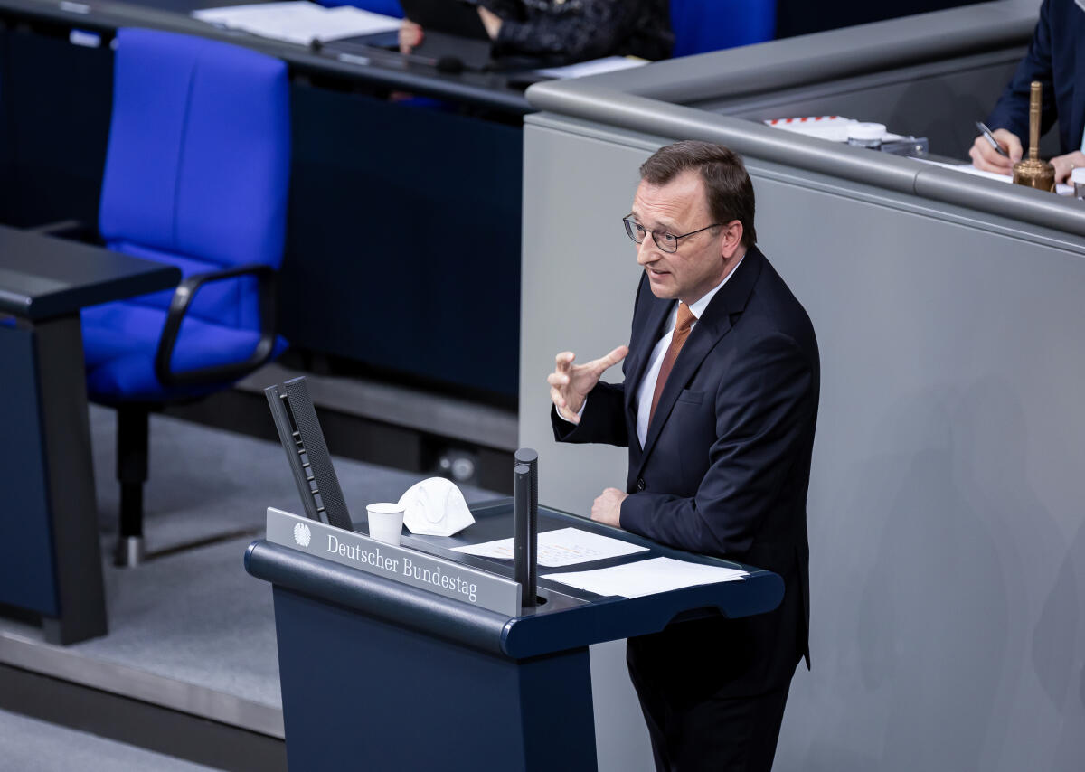 Josef Oster, CDU/CSU, MdB, hält eine Rede zu Top 13 „Europäische Asyl- und Migrationspolitik voranbringen - Aber nicht einseitig zulasten Deutschlands erkaufen“ im Plenum. Oster, Josef Josef Oster, CDU/CSU, MdB, hält eine Rede zu Top 13 „Europäische Asyl- und Migrationspolitik voranbringen - Aber nicht einseitig zulasten Deutschlands erkaufen“ im Plenum.