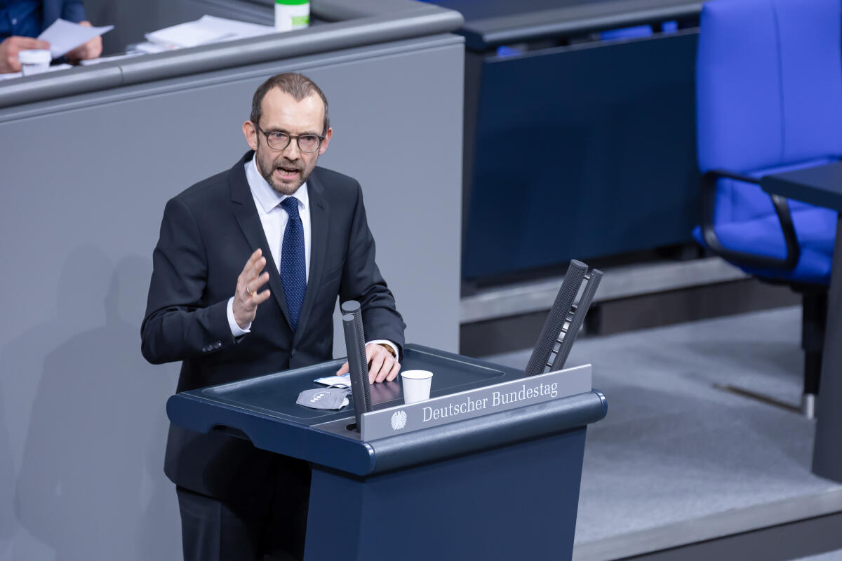 Thomas Röwekamp, CDU/CSU, MdB, hält eine Rede zu Top 15 „Fortsetzung der Beteiligung bewaffneter deutscher Streitkräfte SEA GUARDIAN im Mittelmeer“ im Plenum. Röwekamp, Thomas Thomas Röwekamp, CDU/CSU, MdB, hält eine Rede zu Top 15 „Fortsetzung der Beteiligung bewaffneter deutscher Streitkräfte SEA GUARDIAN im Mittelmeer“ im Plenum.