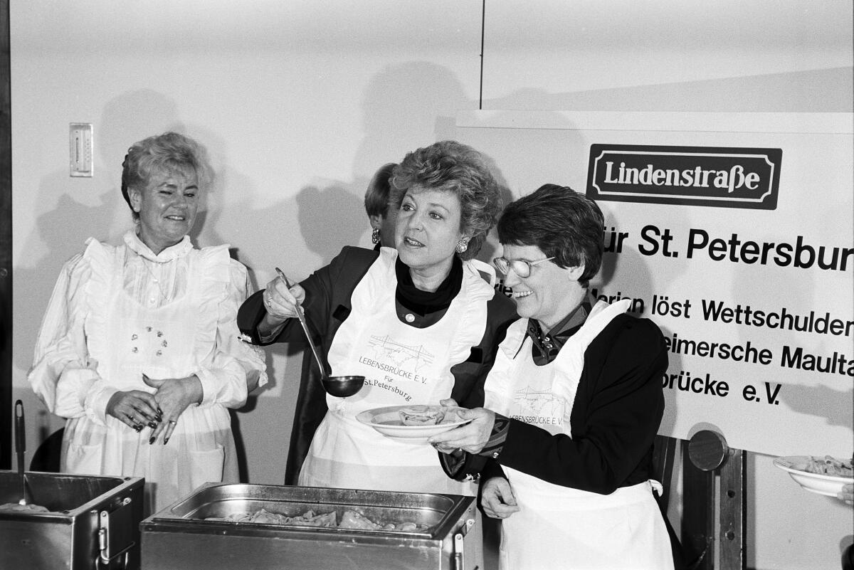 Schauspielerin Marie-Luise Marjan teilt unter dem Motto "Lindenstraße spendet für St. Petersburg" zusammen mit der Bundestagspräsidentin Rita Süssmuth Maultaschen im Restaurant des Bundestags aus. Süssmuth, Rita; Marjan, Marie-Luise; Lübbe, Ursula; Anhalt, Eduard von Schauspielerin Marie-Luise Marjan teilt unter dem Motto "Lindenstraße spendet für St. Petersburg" zusammen mit der Bundestagspräsidentin Rita Süssmuth Maultaschen im Restaurant des Bundestags aus.