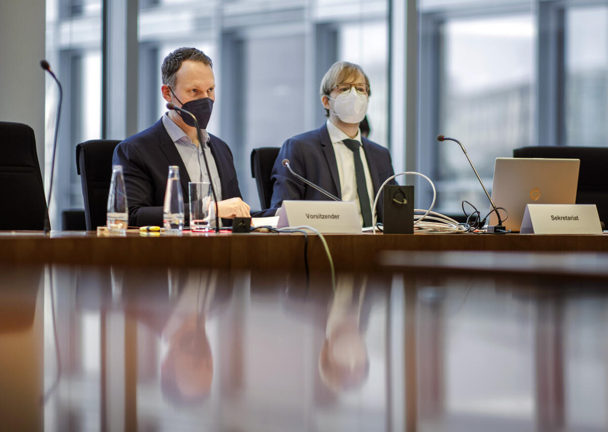 Konstituierende Sitzung der Berichterstattergruppe Technikfolgenabschätzung (TAB) des Ausschusses für Bildung, Forschung und Technikfolgenabschätzung (ABFTA) unter der Leitung des Ausschussvorsitzenden Kai Gehring (l), Bündnis 90/Die Grünen, MdB. Gehring, Kai Konstituierende Sitzung der Berichterstattergruppe Technikfolgenabschätzung (TAB) des Ausschusses für Bildung, Forschung und Technikfolgenabschätzung (ABFTA) unter der Leitung des Ausschussvorsitzenden Kai Gehring (l), Bündnis 90/Die Grünen, MdB.