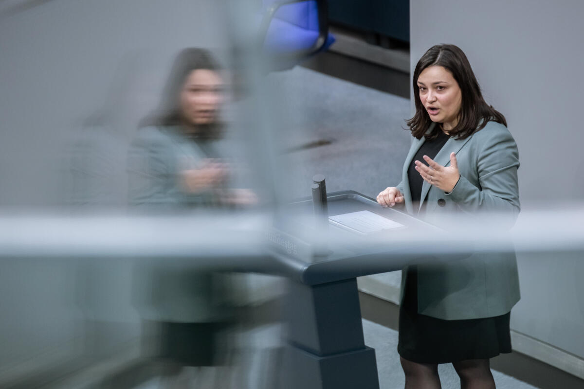 Catarina dos Santos Firnhaber, CDU/CSU, MdB hält eine Rede zu TOP 19 „Vereinbarte Debatte zum Arbeitsprogramm 2022 der Europäischen Kommission“ im Plenum. dos Santos Firnhaber, Catarina Catarina dos Santos Firnhaber, CDU/CSU, MdB hält eine Rede zu TOP 19 „Vereinbarte Debatte zum Arbeitsprogramm 2022 der Europäischen Kommission“ im Plenum.
