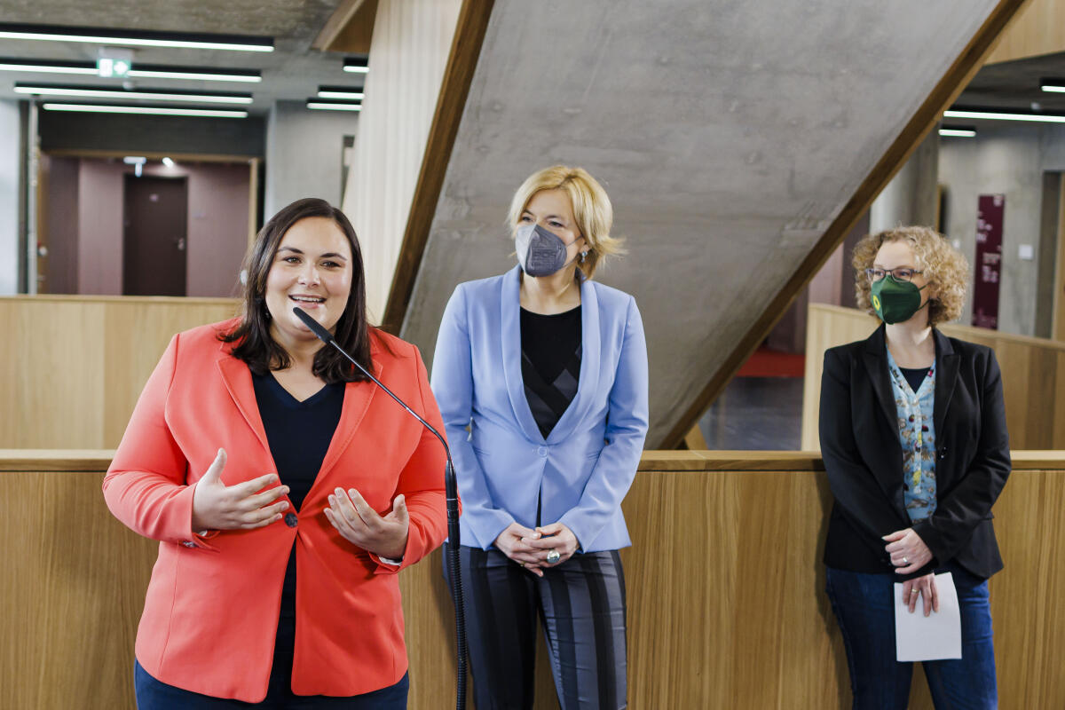 Einzug der Abgeordneten in den Modulbau auf dem Luisenblock West. Vlnr.: Isabell Cademartori, SPD, MdB, Julia Klöckner, CDU/CSU, MdB, und Julia Verlinden, Bündnis 90/Die Grünen, MdB, während eines Pressestatements. Klöckner, Julia; Cademartori, Isabell; Verlinden, Julia Einzug der Abgeordneten in den Modulbau auf dem Luisenblock West. Vlnr.: Isabell Cademartori, SPD, MdB, Julia Klöckner, CDU/CSU, MdB, und Julia Verlinden, Bündnis 90/Die Grünen, MdB, während eines Pressestatements.