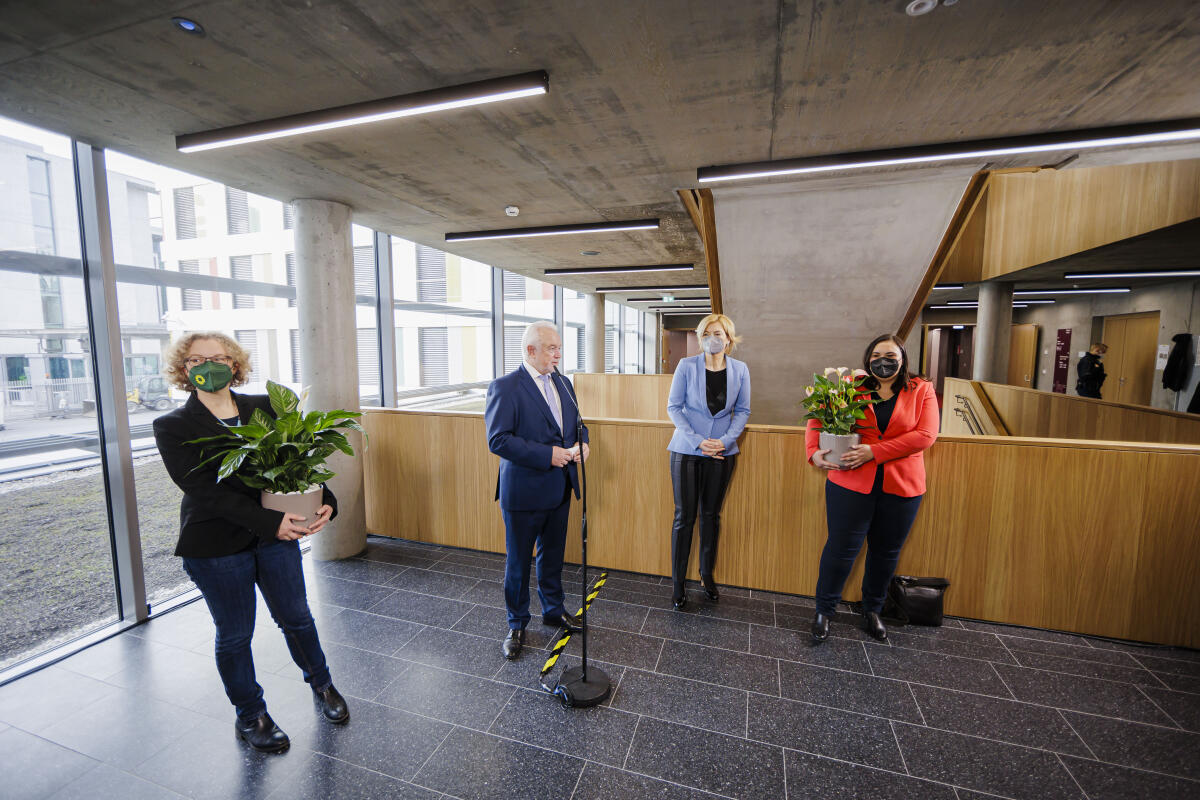 Einzug der Abgeordneten in den Modulbau auf dem Luisenblock West. Vlnr.: Julia Verlinden, Bündnis 90/Die Grünen, MdB, Wolfgang Kubicki, FDP, MdB, Vizepräsident des Deutschen Bundestages und Vorsitzender der Bau- und Raumkommission, Julia Klöckner, CDU/CSU, MdB, und Isabell Cademartori, SPD, MdB, während eines Pressestatements. Klöckner, Julia; Kubicki, Wolfgang; Verlinden, Julia; Cademartori, Isabell Einzug der Abgeordneten in den Modulbau auf dem Luisenblock West. Vlnr.: Julia Verlinden, Bündnis 90/Die Grünen, MdB, Wolfgang Kubicki, FDP, MdB, Vizepräsident des Deutschen Bundestages und Vorsitzender der Bau- und Raumkommission, Julia Klöckner, CDU/CSU, MdB, und Isabell Cademartori, SPD, MdB, während eines Pressestatements.