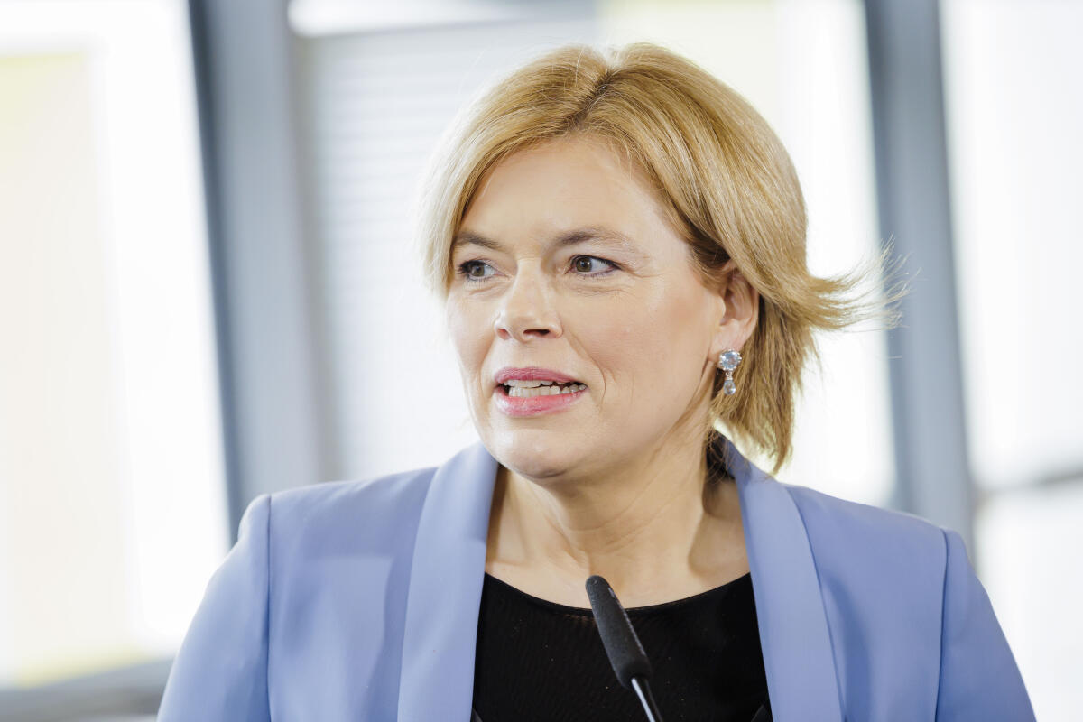 Einzug der Abgeordneten in den Modulbau auf dem Luisenblock West. Julia Klöckner (im Bild), CDU/CSU, MdB, während eines Pressestatements. Klöckner, Julia Einzug der Abgeordneten in den Modulbau auf dem Luisenblock West. Julia Klöckner (im Bild), CDU/CSU, MdB, während eines Pressestatements.