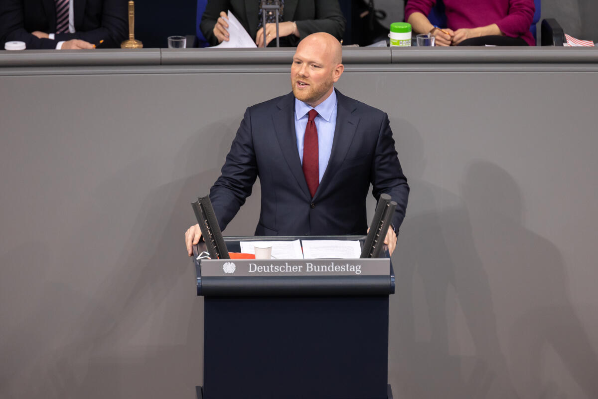 Jens Peick, SPD, MdB, hält eine Rede zu TOP 21 „Verlängerung der Sonderregelungen im Zusammenhang mit der COVID-19-Pandemie beim Kurzarbeitergeld und anderer Leistungen“ im Plenum. Peick, Jens Jens Peick, SPD, MdB, hält eine Rede zu TOP 21 „Verlängerung der Sonderregelungen im Zusammenhang mit der COVID-19-Pandemie beim Kurzarbeitergeld und anderer Leistungen“ im Plenum.