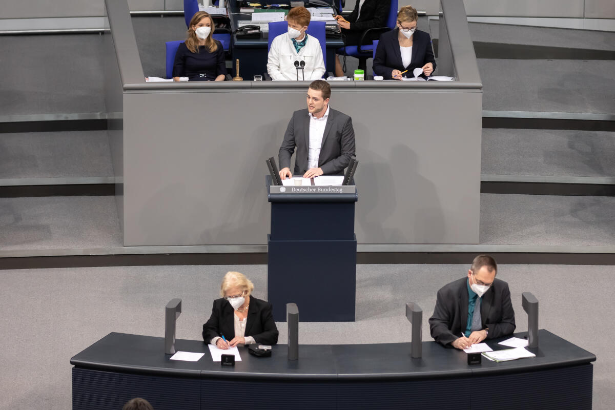 Martin Diedenhofen, SPD, MdB, hält eine Rede im Plenum zu TOP 22 "Heizkostenzuschussgesetz - Erste Beratung des von den Fraktionen SPD, Bündnis 90/Die Grünen und FDP eingebrachten Entwurfs eines Gesetzes zur Gewährung eines einmaligen Heizkostenzuschusses aufgrund stark gestiegener Energiekosten". Diedenhofen, Martin Martin Diedenhofen, SPD, MdB, hält eine Rede im Plenum zu TOP 22 "Heizkostenzuschussgesetz - Erste Beratung des von den Fraktionen SPD, Bündnis 90/Die Grünen und FDP eingebrachten Entwurfs eines Gesetzes zur Gewährung eines einmaligen Heizkostenzuschusses aufgrund stark gestiegener Energiekosten".
