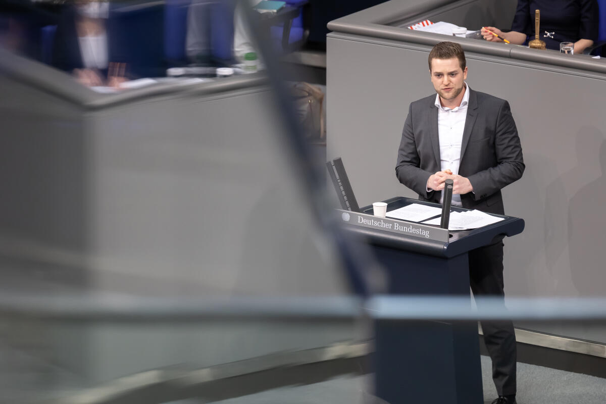 Martin Diedenhofen, SPD, MdB, hält eine Rede im Plenum zu TOP 22 "Heizkostenzuschussgesetz - Erste Beratung des von den Fraktionen SPD, Bündnis 90/Die Grünen und FDP eingebrachten Entwurfs eines Gesetzes zur Gewährung eines einmaligen Heizkostenzuschusses aufgrund stark gestiegener Energiekosten". Diedenhofen, Martin Martin Diedenhofen, SPD, MdB, hält eine Rede im Plenum zu TOP 22 "Heizkostenzuschussgesetz - Erste Beratung des von den Fraktionen SPD, Bündnis 90/Die Grünen und FDP eingebrachten Entwurfs eines Gesetzes zur Gewährung eines einmaligen Heizkostenzuschusses aufgrund stark gestiegener Energiekosten".