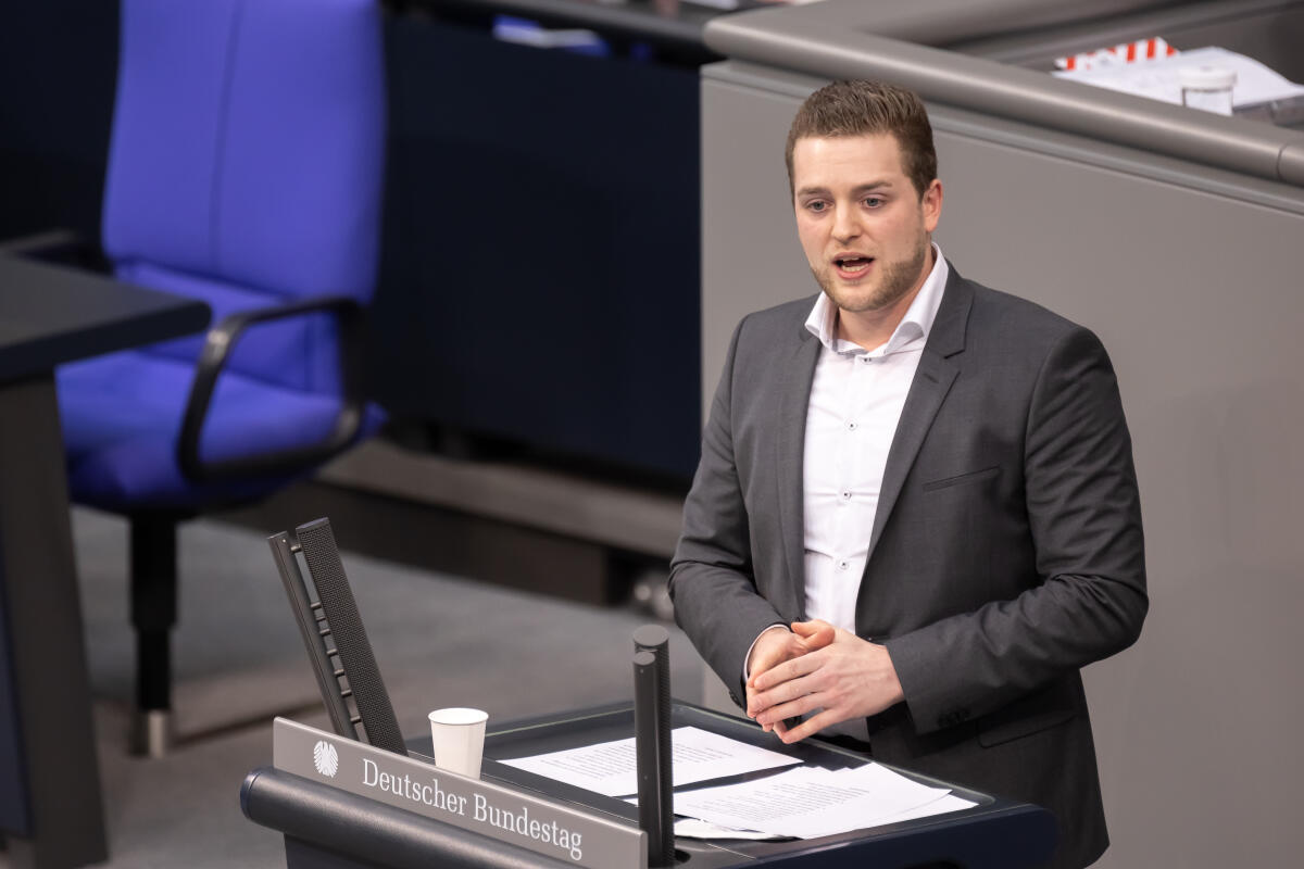 Martin Diedenhofen, SPD, MdB, hält eine Rede im Plenum zu TOP 22 "Heizkostenzuschussgesetz - Erste Beratung des von den Fraktionen SPD, Bündnis 90/Die Grünen und FDP eingebrachten Entwurfs eines Gesetzes zur Gewährung eines einmaligen Heizkostenzuschusses aufgrund stark gestiegener Energiekosten". Diedenhofen, Martin Martin Diedenhofen, SPD, MdB, hält eine Rede im Plenum zu TOP 22 "Heizkostenzuschussgesetz - Erste Beratung des von den Fraktionen SPD, Bündnis 90/Die Grünen und FDP eingebrachten Entwurfs eines Gesetzes zur Gewährung eines einmaligen Heizkostenzuschusses aufgrund stark gestiegener Energiekosten".