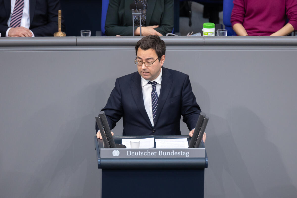 Sebastian Schäfer, Bündnis 90/Die Grünen, MdB, hält eine Rede zu TOP 20 „Energiepreise“ im Plenum. Schäfer, Sebastian Sebastian Schäfer, Bündnis 90/Die Grünen, MdB, hält eine Rede zu TOP 20 „Energiepreise“ im Plenum.