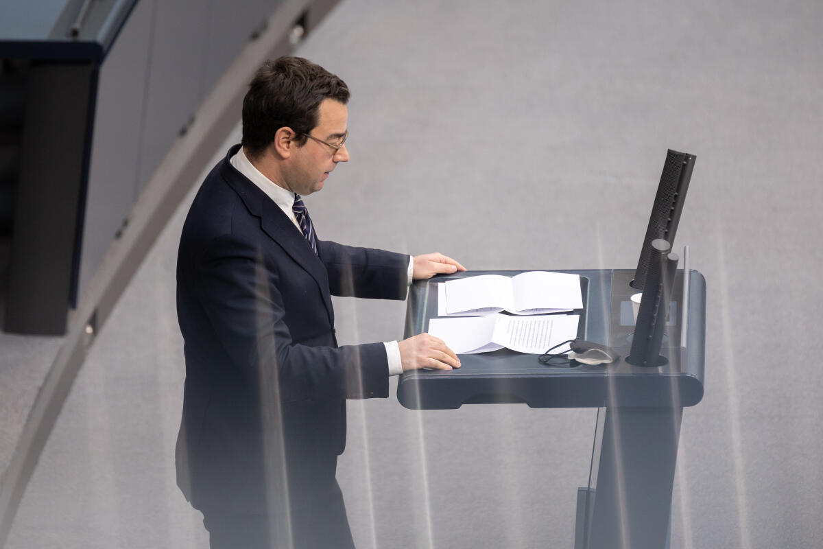 Sebastian Schäfer, Bündnis 90/Die Grünen, MdB, hält eine Rede zu TOP 20 „Energiepreise“ im Plenum. Schäfer, Sebastian Sebastian Schäfer, Bündnis 90/Die Grünen, MdB, hält eine Rede zu TOP 20 „Energiepreise“ im Plenum.