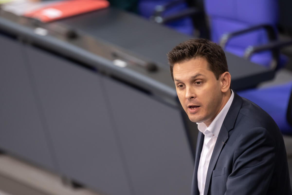 Timo Schisanowski, SPD, MdB, hält eine Rede zu TOP 23 "Wohnungspolitik - Antrag der AfD-Fraktion „Für bezahlbares Bauen und Wohnen – Neue Deutsche Wohnungsnot stoppen"“ im Plenum. Schisanowski, Timo Timo Schisanowski, SPD, MdB, hält eine Rede zu TOP 23 "Wohnungspolitik - Antrag der AfD-Fraktion „Für bezahlbares Bauen und Wohnen – Neue Deutsche Wohnungsnot stoppen"“ im Plenum.