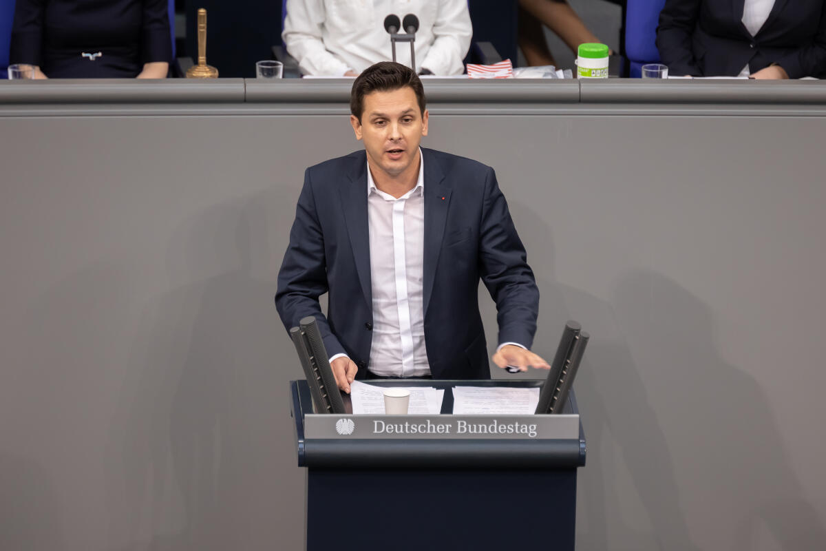 Timo Schisanowski, SPD, MdB, hält eine Rede zu TOP 23 "Wohnungspolitik - Antrag der AfD-Fraktion „Für bezahlbares Bauen und Wohnen – Neue Deutsche Wohnungsnot stoppen"“ im Plenum. Schisanowski, Timo Timo Schisanowski, SPD, MdB, hält eine Rede zu TOP 23 "Wohnungspolitik - Antrag der AfD-Fraktion „Für bezahlbares Bauen und Wohnen – Neue Deutsche Wohnungsnot stoppen"“ im Plenum.