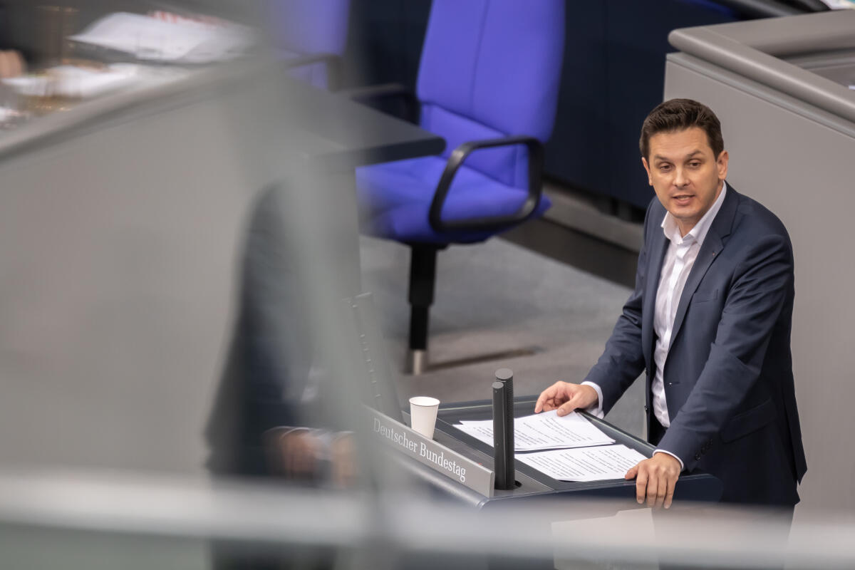Timo Schisanowski, SPD, MdB, hält eine Rede zu TOP 23 "Wohnungspolitik - Antrag der AfD-Fraktion „Für bezahlbares Bauen und Wohnen – Neue Deutsche Wohnungsnot stoppen"“ im Plenum. Schisanowski, Timo Timo Schisanowski, SPD, MdB, hält eine Rede zu TOP 23 "Wohnungspolitik - Antrag der AfD-Fraktion „Für bezahlbares Bauen und Wohnen – Neue Deutsche Wohnungsnot stoppen"“ im Plenum.