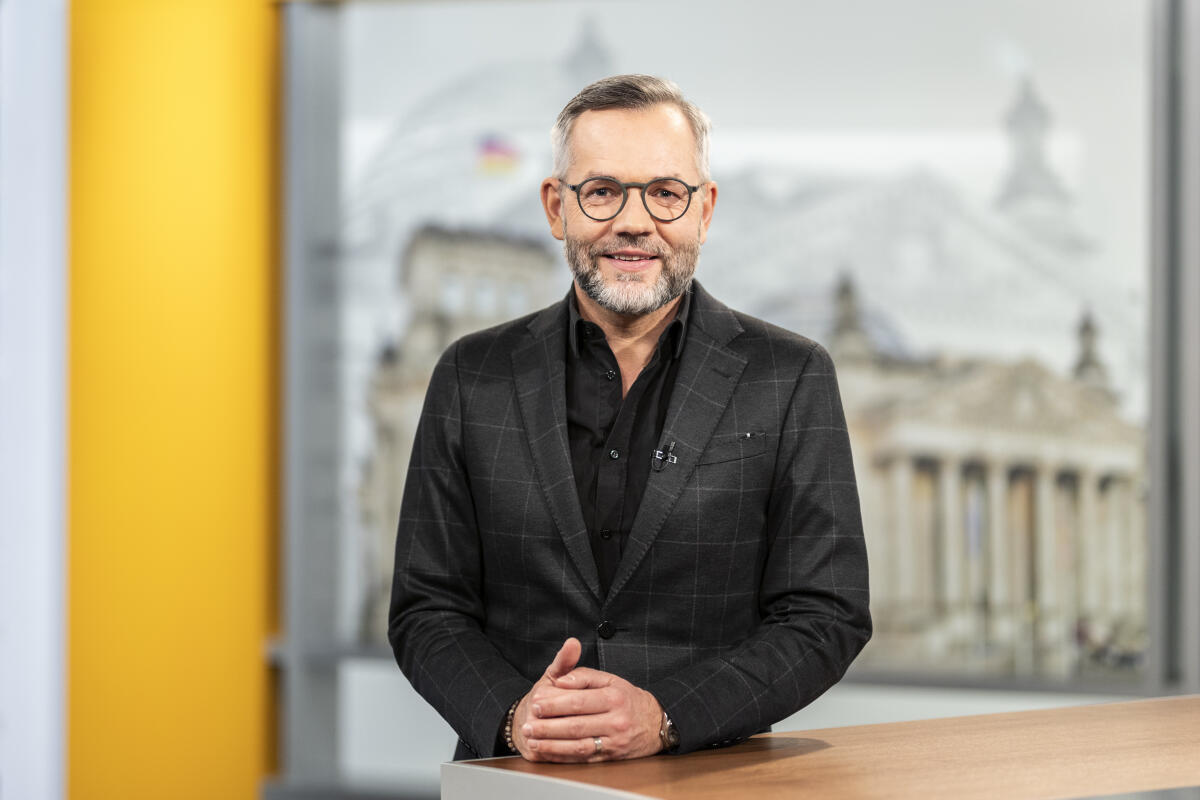 Michael Roth, Mitglied des Deutschen Bundestages, SPD, aufgenommen im Rahmen einer Aufzeichnung im Parlamentsfernsehen in Berlin, 17.02.2022. Roth, Michael Michael Roth, Mitglied des Deutschen Bundestages, SPD, aufgenommen im Rahmen einer Aufzeichnung im Parlamentsfernsehen in Berlin, 17.02.2022.