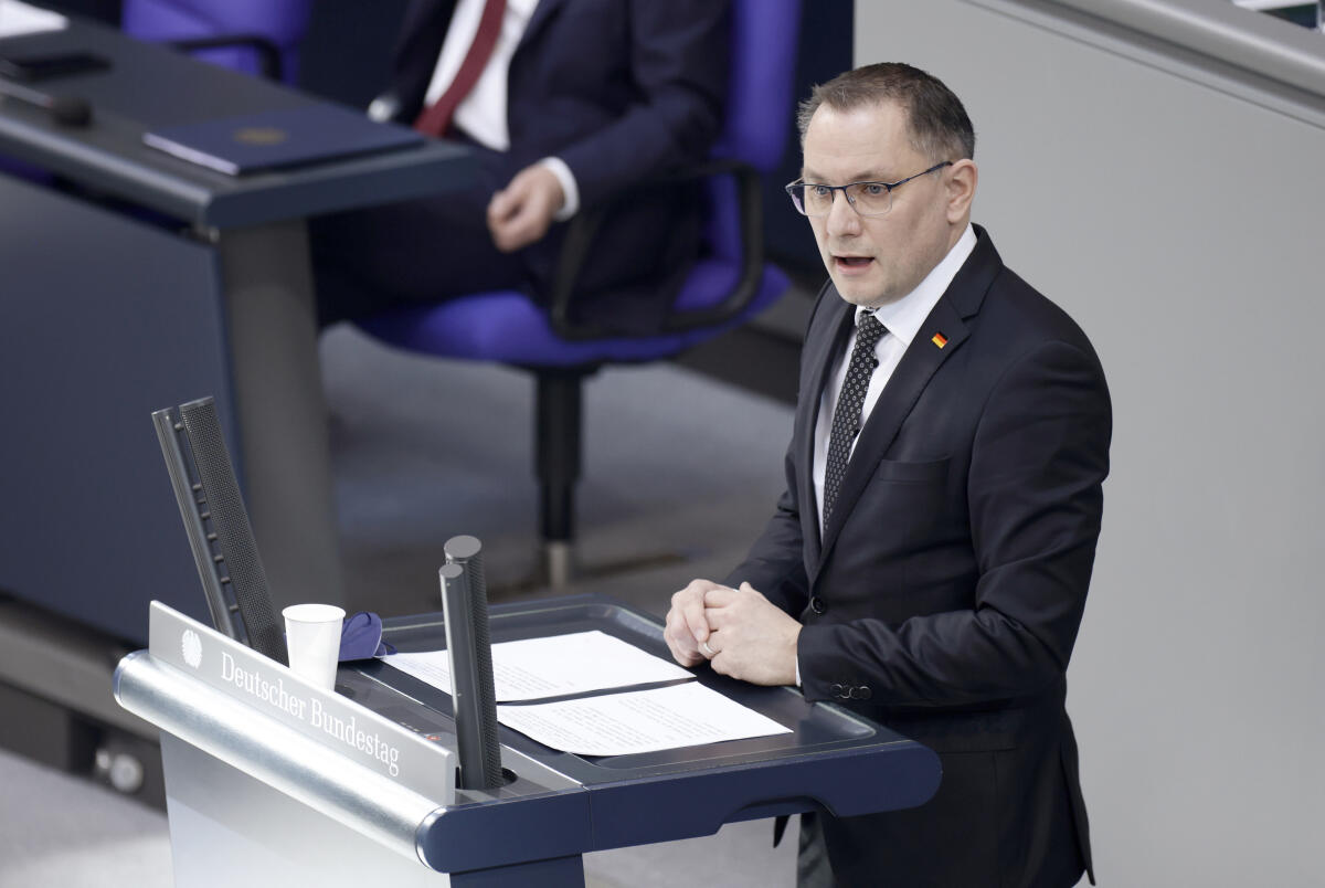 Sondersitzung des Deutschen Bundestags aus Anlass des von Russland völkerrechtswidrigen begonnen Krieges gegen die Ukraine. Fraktionsvorsitzender Tino Chrupalla, AfD, MdB, während der anschließenden Aussprache zur Regierungserklärung des Bundeskanzlers. Chrupalla, Tino Sondersitzung des Deutschen Bundestags aus Anlass des von Russland völkerrechtswidrigen begonnen Krieges gegen die Ukraine. Fraktionsvorsitzender Tino Chrupalla, AfD, MdB, während der anschließenden Aussprache zur Regierungserklärung des Bundeskanzlers.