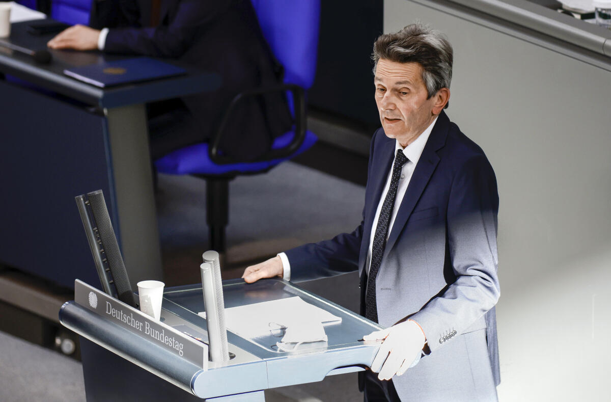 Sondersitzung des Deutschen Bundestags aus Anlass des von Russland völkerrechtswidrigen begonnen Krieges gegen die Ukraine. Fraktionsvorsitzender Dr. Rolf Mützenich, SPD, MdB, während der anschließenden Aussprache zur Regierungserklärung des Bundeskanzlers. Mützenich, Rolf Sondersitzung des Deutschen Bundestags aus Anlass des von Russland völkerrechtswidrigen begonnen Krieges gegen die Ukraine. Fraktionsvorsitzender Dr. Rolf Mützenich, SPD, MdB, während der anschließenden Aussprache zur Regierungserklärung des Bundeskanzlers.