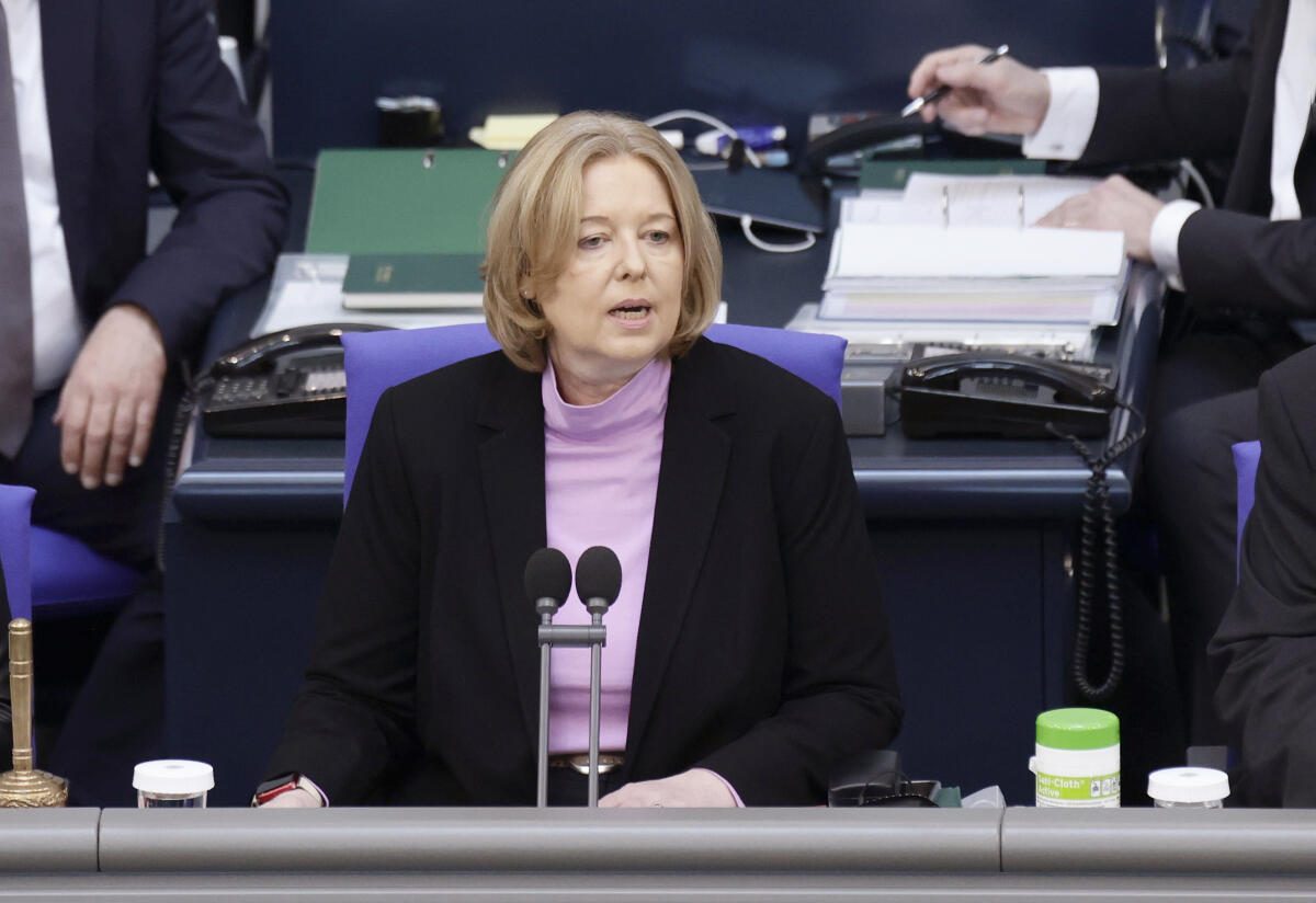 Sondersitzung des Deutschen Bundestags aus Anlass des von Russland völkerrechtswidrigen begonnen Krieges gegen die Ukraine. Bundestagspräsidentin Bärbel Bas, SPD, MdB, spricht vor Beginn der Regierungserklärung zur aktuellen Lage. Bas, Bärbel Sondersitzung des Deutschen Bundestags aus Anlass des von Russland völkerrechtswidrigen begonnen Krieges gegen die Ukraine. Bundestagspräsidentin Bärbel Bas, SPD, MdB, spricht vor Beginn der Regierungserklärung zur aktuellen Lage.