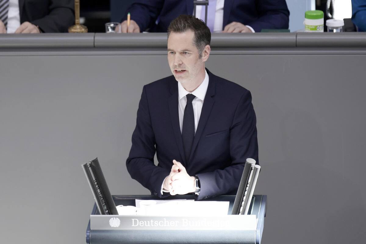 Sondersitzung des Deutschen Bundestags aus Anlass des von Russland völkerrechtswidrigen begonnen Krieges gegen die Ukraine. Fraktionsvorsitzender Christian Dürr, FDP, MdB, bei der anschließenden Aussprache nach der Regierungserklärung zur aktuellen Lage. Dürr, Christian Sondersitzung des Deutschen Bundestags aus Anlass des von Russland völkerrechtswidrigen begonnen Krieges gegen die Ukraine. Fraktionsvorsitzender Christian Dürr, FDP, MdB, bei der anschließenden Aussprache nach der Regierungserklärung zur aktuellen Lage.