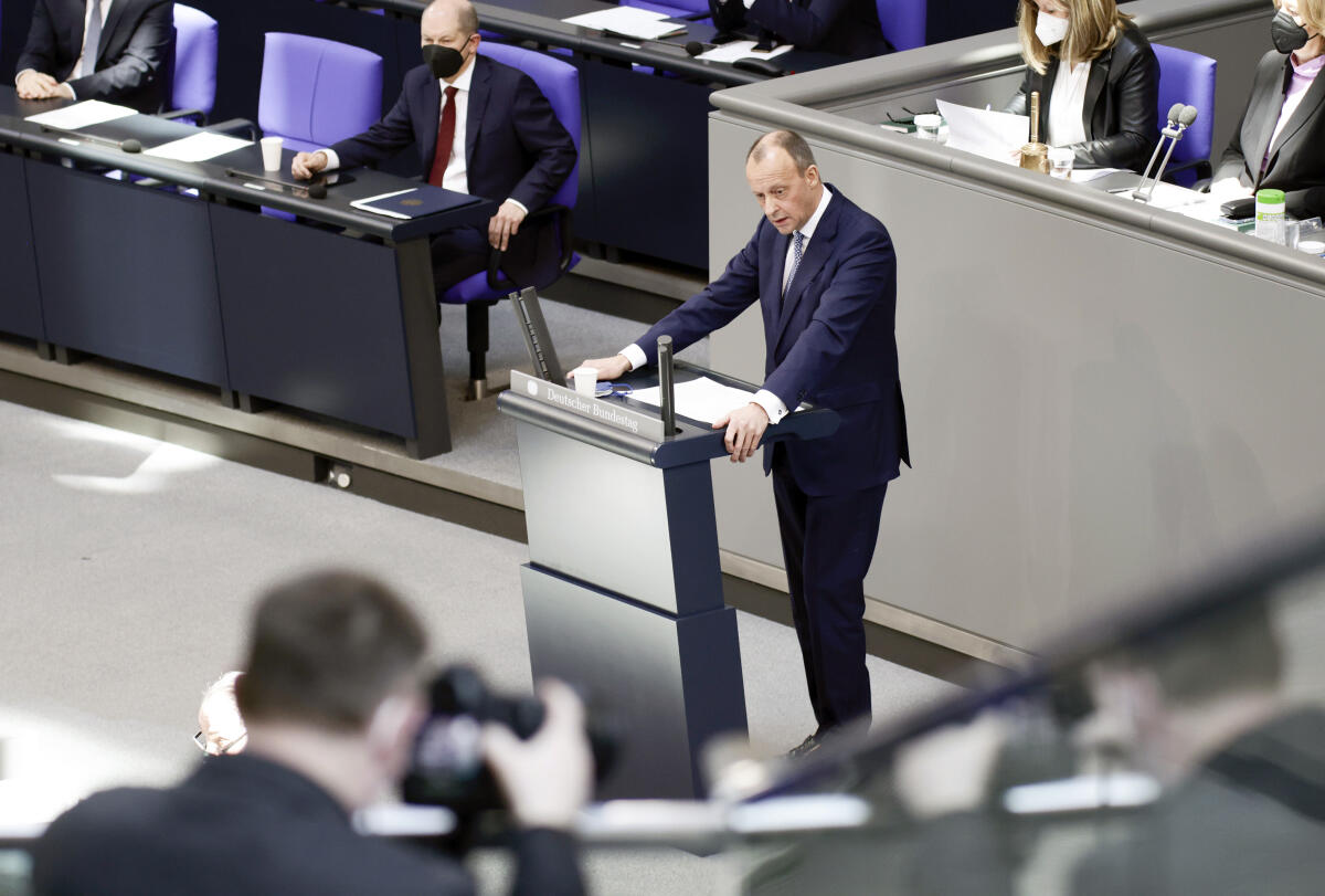 Merz, Friedrich Sondersitzung des Deutschen Bundestags aus Anlass des von Russland völkerrechtswidrigen begonnen Krieges gegen die Ukraine. Fraktionsvorsitzender Friedrich Merz, CDU/CSU, MdB, während der anschließenden Aussprache zur Regierungserklärung des Bundeskanzlers.