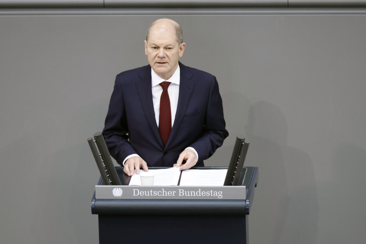 Scholz, Olaf Sondersitzung des Deutschen Bundestags aus Anlass des von Russland völkerrechtswidrigen begonnen Krieges gegen die Ukraine. Bundeskanzler Olaf Scholz, SPD, MdB, gibt eine Regierungserklärung zur aktuellen Lage ab.; ; 