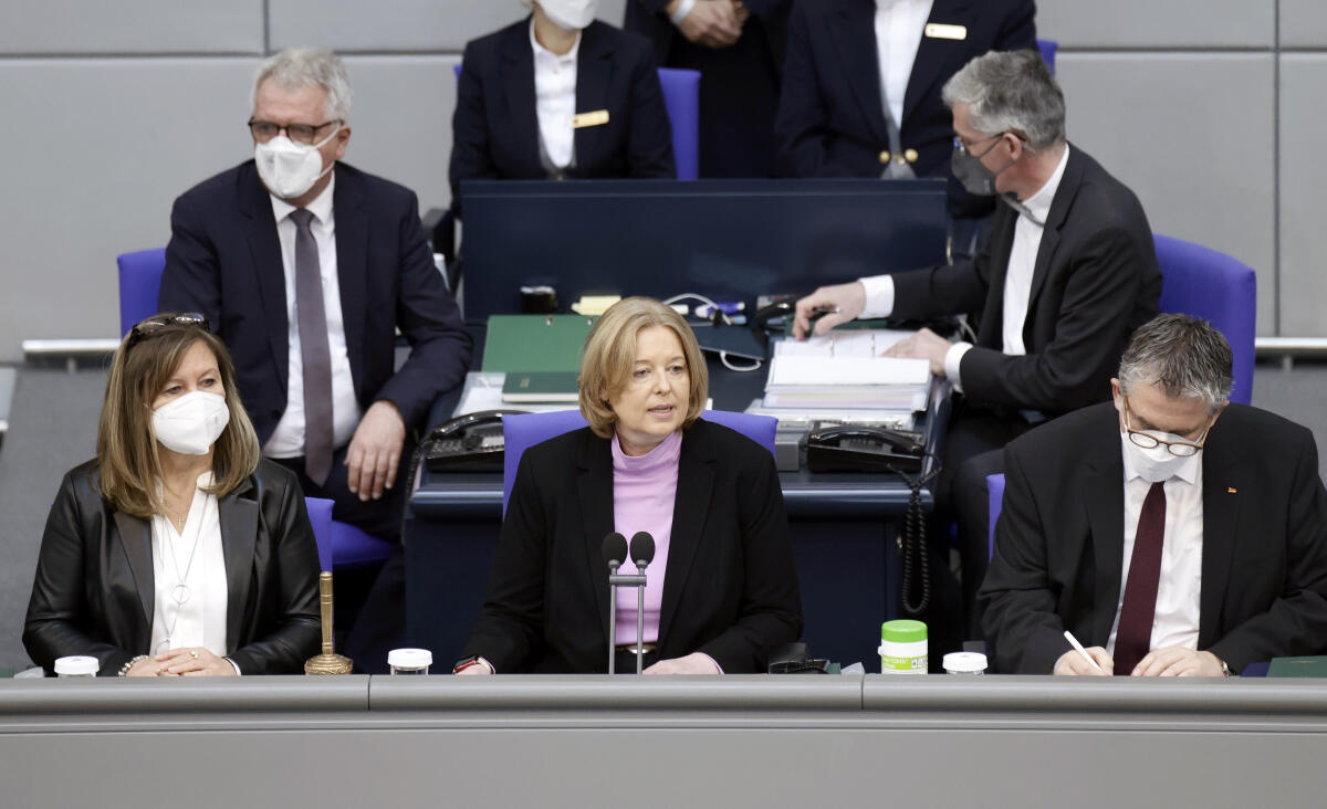 Sondersitzung des Deutschen Bundestags aus Anlass des von Russland völkerrechtswidrigen begonnen Krieges gegen die Ukraine. Bundestagspräsidentin Bärbel Bas, SPD, MdB, spricht vor Beginn der Regierungserklärung zur aktuellen Lage. Bas, Bärbel Sondersitzung des Deutschen Bundestags aus Anlass des von Russland völkerrechtswidrigen begonnen Krieges gegen die Ukraine. Bundestagspräsidentin Bärbel Bas, SPD, MdB, spricht vor Beginn der Regierungserklärung zur aktuellen Lage.