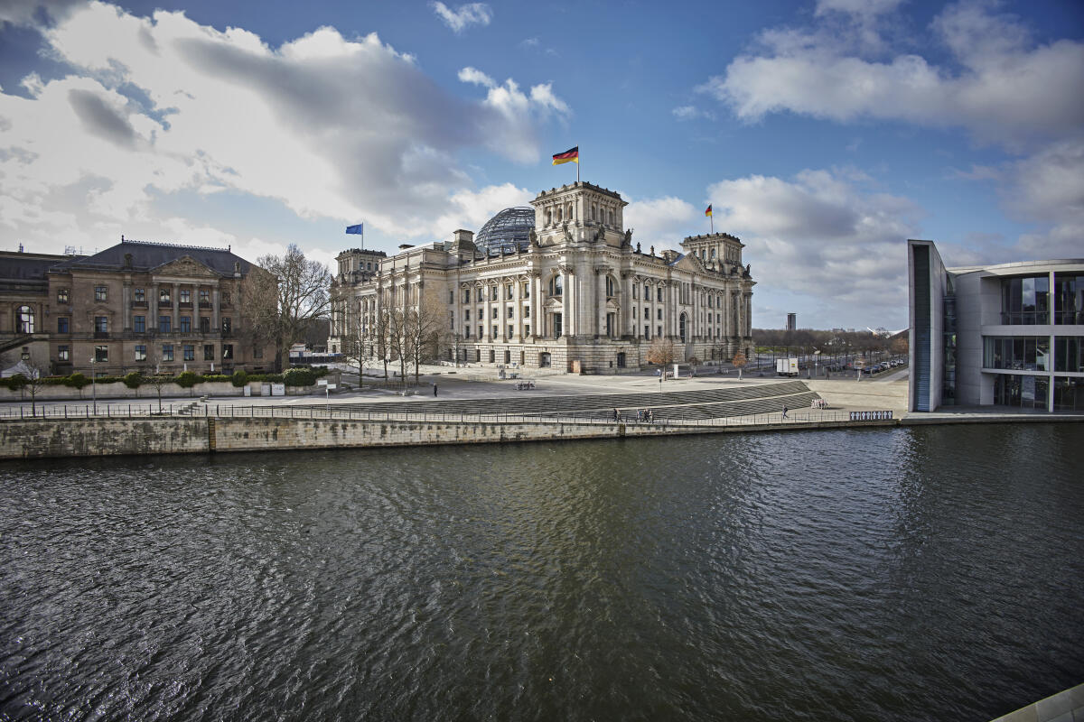  Blick über die Spree auf Reichstagsgebäude und das ehemalige Reichstagspräsidentenpalais mit Sitz der Deutschen parlamentarischen Gesellschaft. 