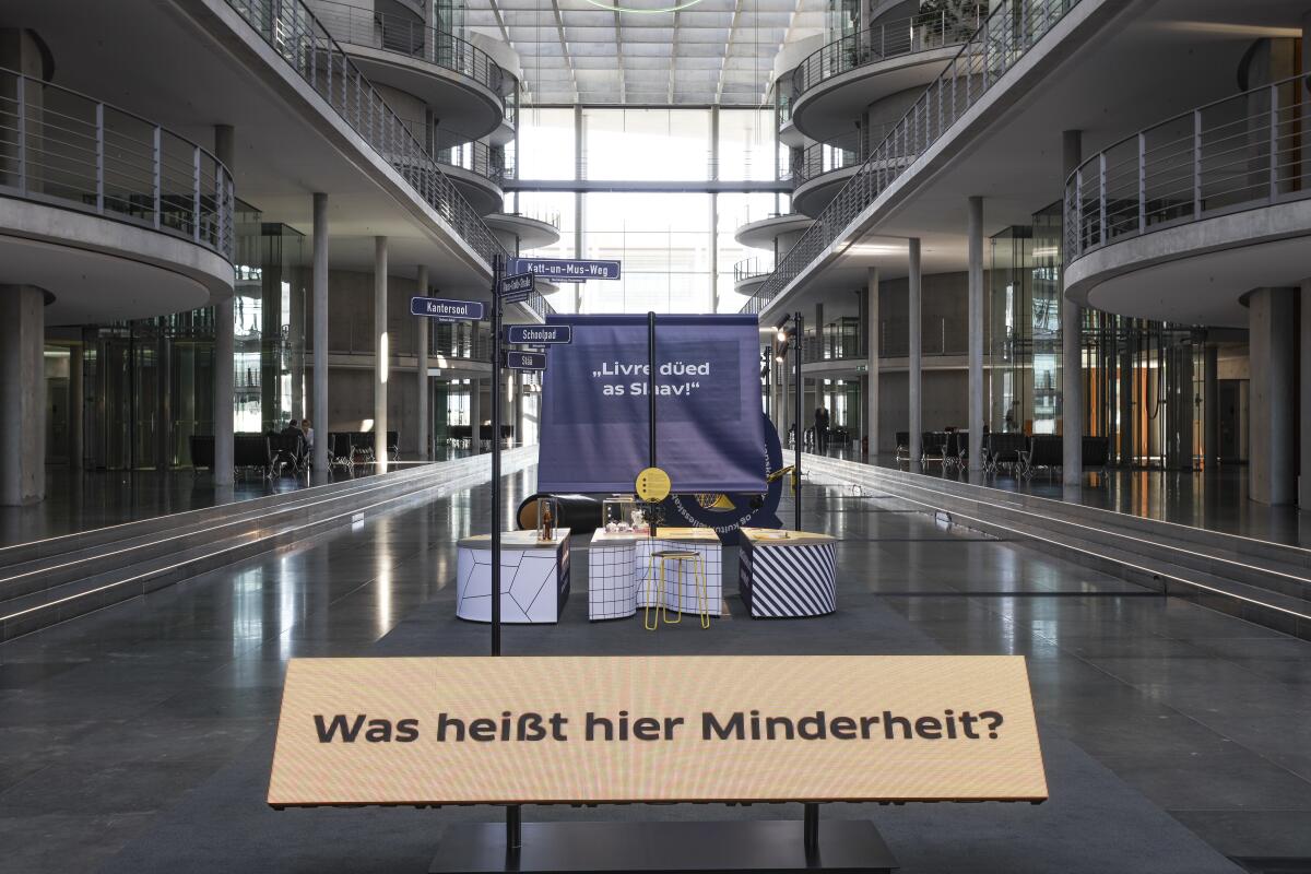  Unter dem Titel „Was heißt hier Minderheit?“ präsentiert der Deutsche Bundestag eine interaktive Ausstellung, die den Besuchenden das Leben, die Kulturen und die Sprachen der vier nationalen Minderheiten und Volksgruppen Deutschlands – der Dänen, der Friesen, der deutschen Sinti und Roma sowie der Sorben/Wenden – sowie der Sprechergruppe Niederdeutsch näher bringen will.; Die Ausstellung wird vom 17. März bis zum 8. April 2022 im Paul-Löbe-Haus präsentiert.