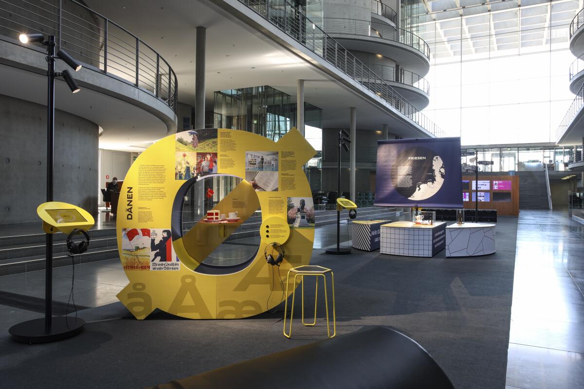  Unter dem Titel „Was heißt hier Minderheit?“ präsentiert der Deutsche Bundestag eine interaktive Ausstellung, die den Besuchenden das Leben, die Kulturen und die Sprachen der vier nationalen Minderheiten und Volksgruppen Deutschlands – der Dänen, der Friesen, der deutschen Sinti und Roma sowie der Sorben/Wenden – sowie der Sprechergruppe Niederdeutsch näher bringen will.; Die Ausstellung wird vom 17. März bis zum 8. April 2022 im Paul-Löbe-Haus präsentiert.