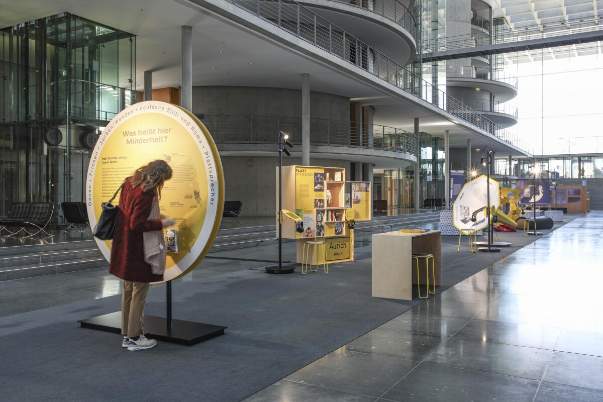  Unter dem Titel „Was heißt hier Minderheit?“ präsentiert der Deutsche Bundestag eine interaktive Ausstellung, die den Besuchenden das Leben, die Kulturen und die Sprachen der vier nationalen Minderheiten und Volksgruppen Deutschlands – der Dänen, der Friesen, der deutschen Sinti und Roma sowie der Sorben/Wenden – sowie der Sprechergruppe Niederdeutsch näher bringen will.; Die Ausstellung wird vom 17. März bis zum 8. April 2022 im Paul-Löbe-Haus präsentiert.