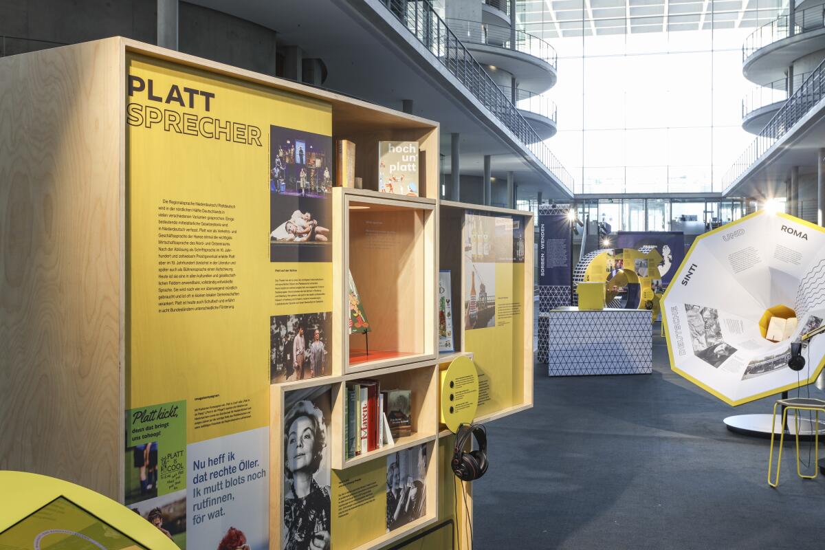  Unter dem Titel „Was heißt hier Minderheit?“ präsentiert der Deutsche Bundestag eine interaktive Ausstellung, die den Besuchenden das Leben, die Kulturen und die Sprachen der vier nationalen Minderheiten und Volksgruppen Deutschlands – der Dänen, der Friesen, der deutschen Sinti und Roma sowie der Sorben/Wenden – sowie der Sprechergruppe Niederdeutsch näher bringen will.; Die Ausstellung wird vom 17. März bis zum 8. April 2022 im Paul-Löbe-Haus präsentiert.